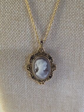 Vintage-Inspired Gold Cameo Pendant Necklace